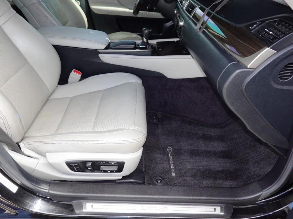 Lexus GS 350 Vehicle Full-screen Gallery Image 23