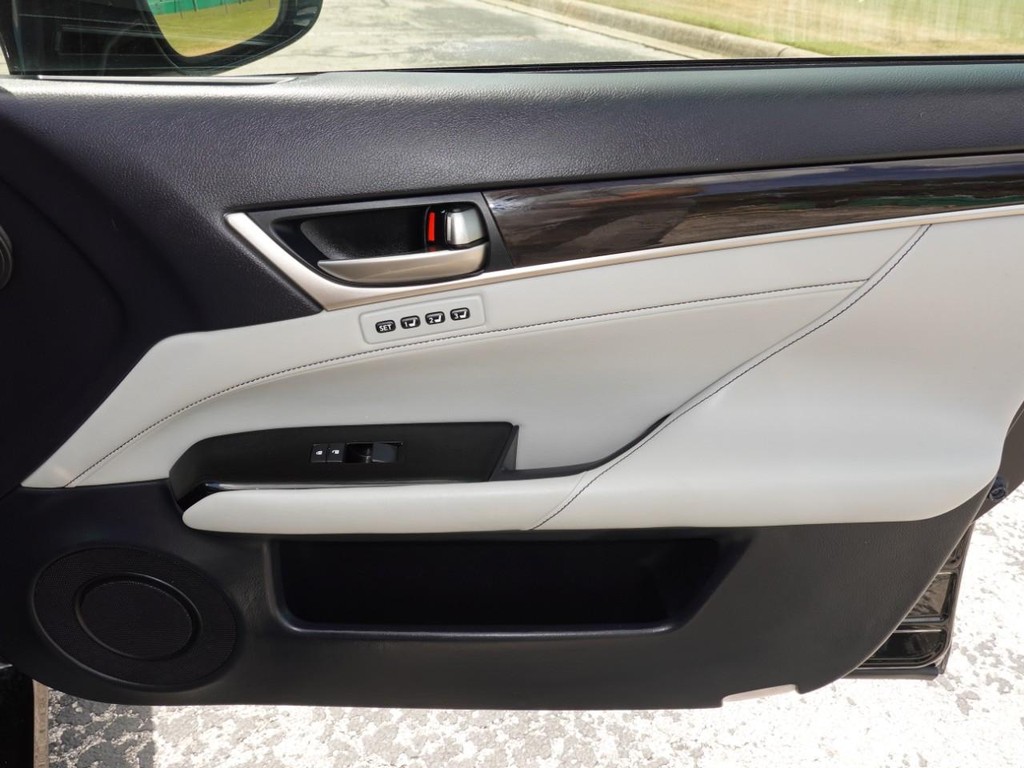 Lexus GS 350 Vehicle Full-screen Gallery Image 24