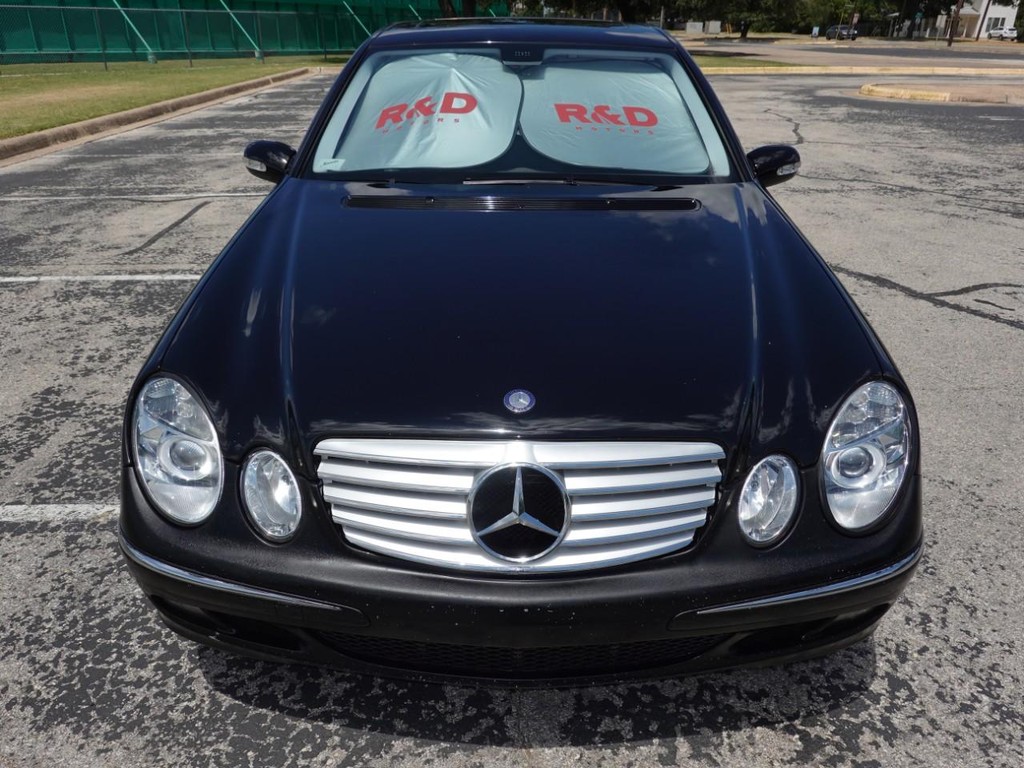 Mercedes-Benz E-Class Vehicle Full-screen Gallery Image 02