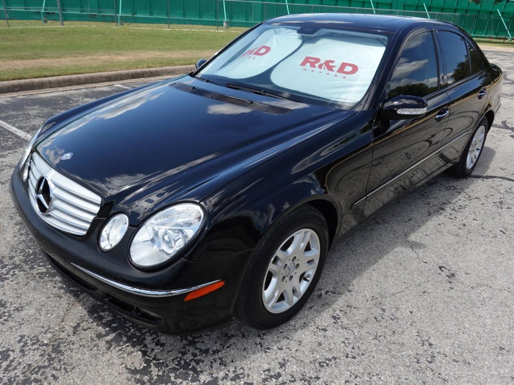 Mercedes-Benz E-Class Vehicle Full-screen Gallery Image 03