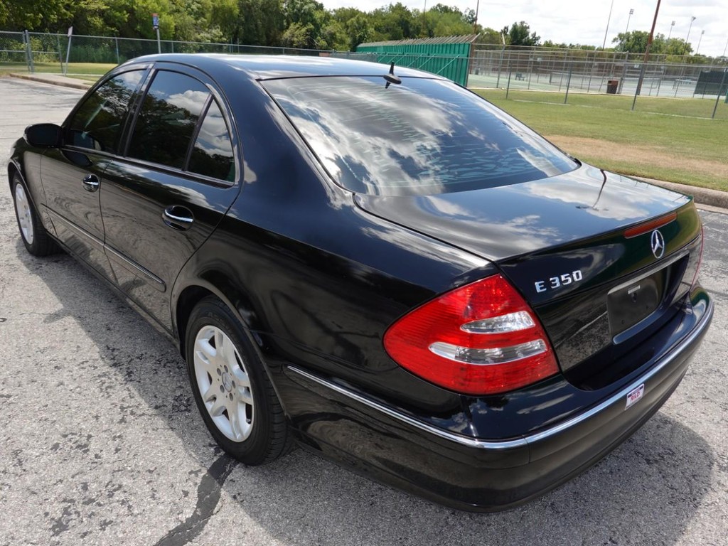 Mercedes-Benz E-Class Vehicle Full-screen Gallery Image 05
