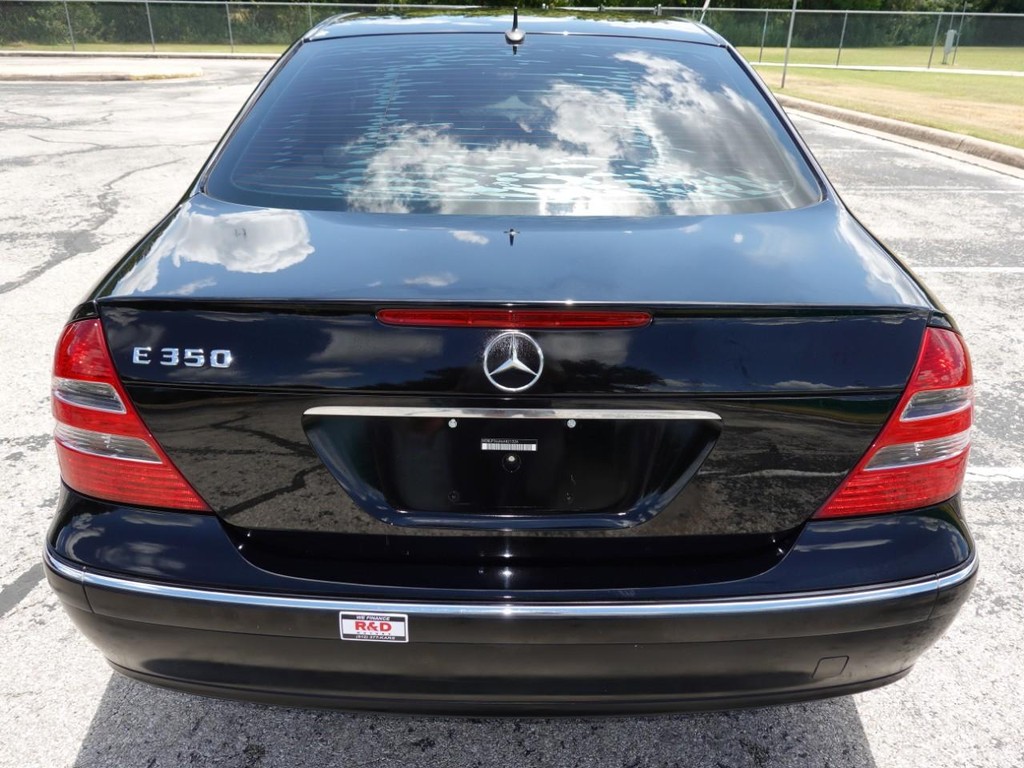 Mercedes-Benz E-Class Vehicle Full-screen Gallery Image 06