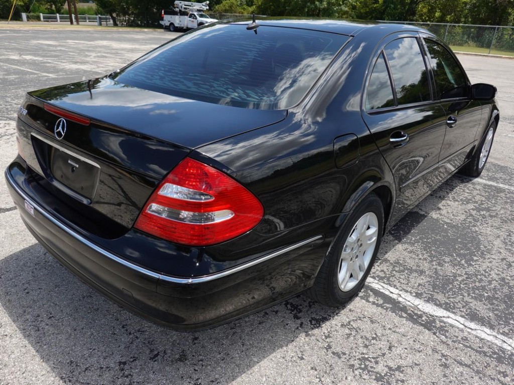 Mercedes-Benz E-Class Vehicle Full-screen Gallery Image 07