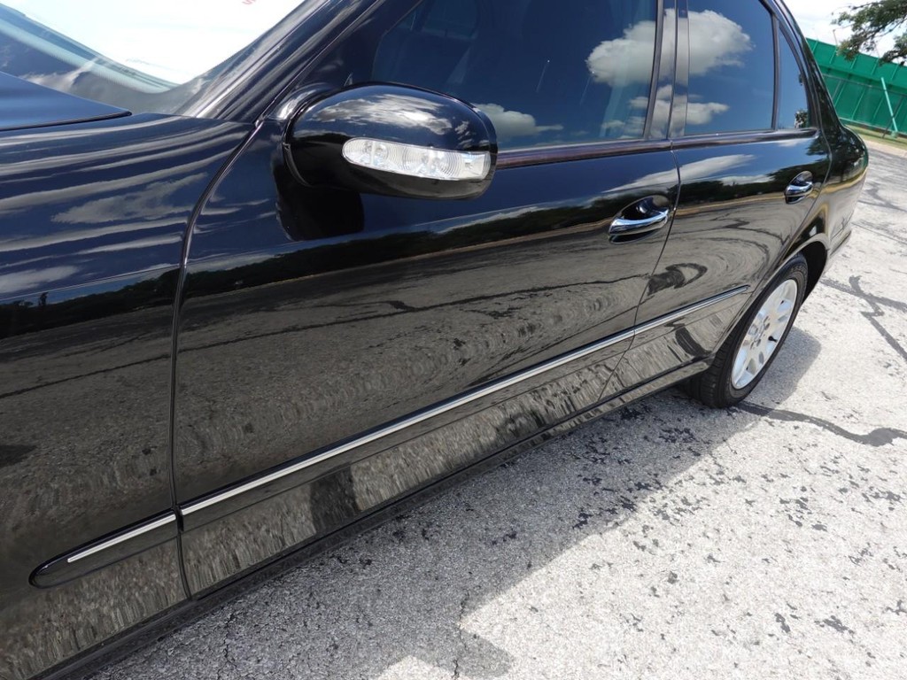 Mercedes-Benz E-Class Vehicle Full-screen Gallery Image 10