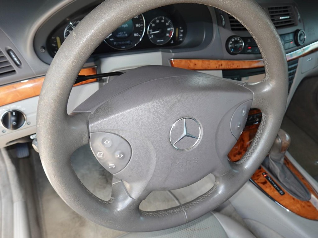 Mercedes-Benz E-Class Vehicle Full-screen Gallery Image 13