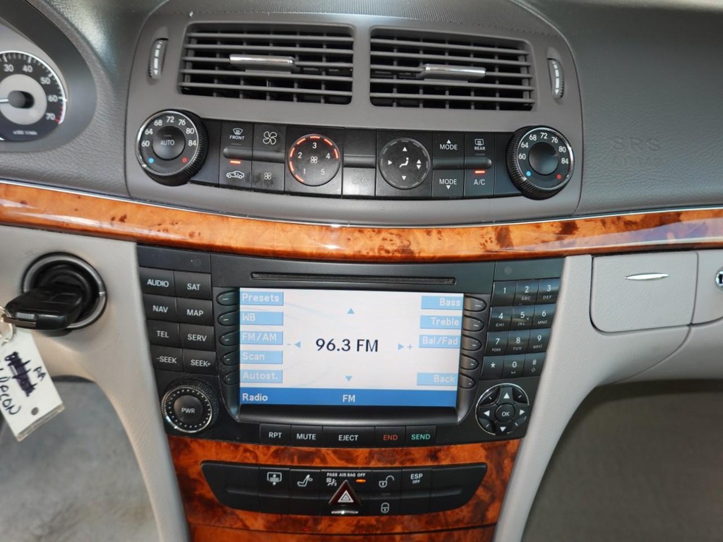 Mercedes-Benz E-Class Vehicle Full-screen Gallery Image 14