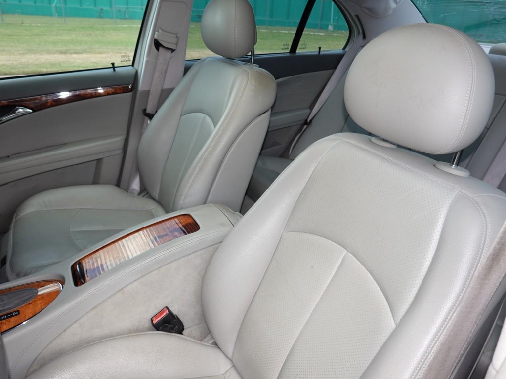 Mercedes-Benz E-Class Vehicle Full-screen Gallery Image 15