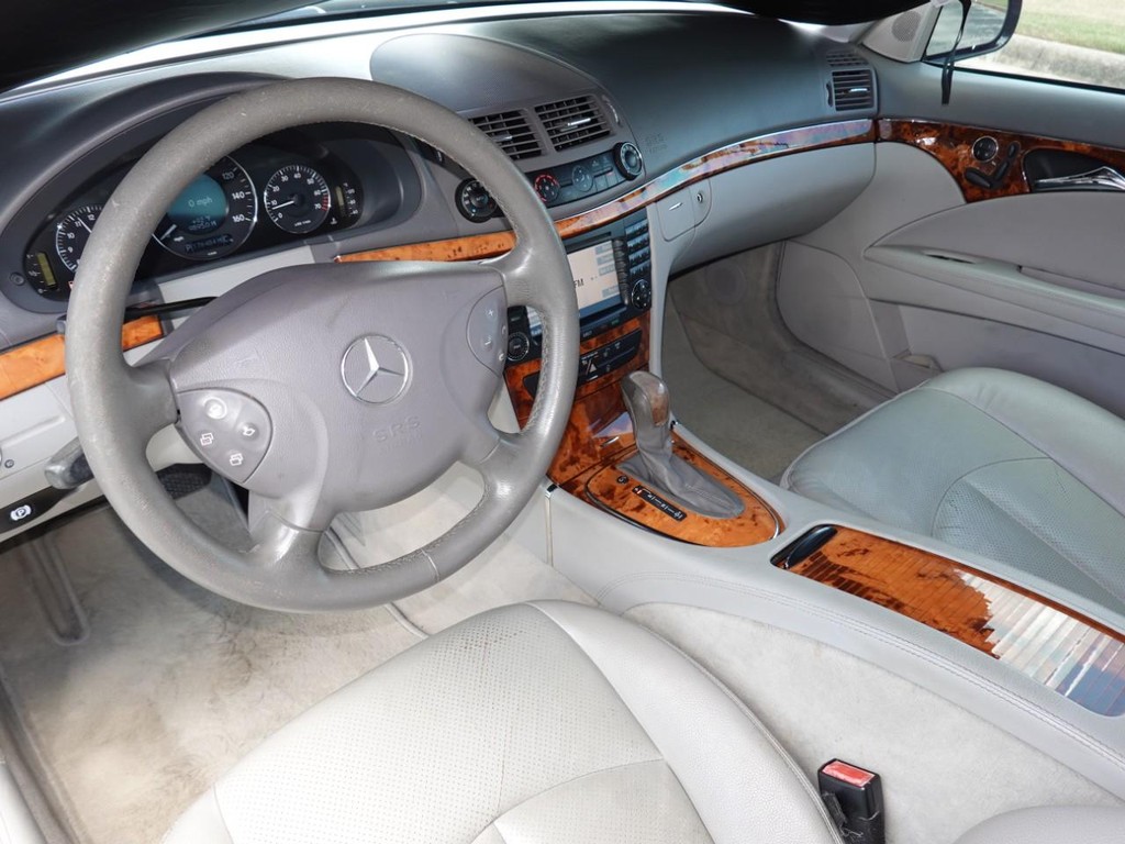 Mercedes-Benz E-Class Vehicle Full-screen Gallery Image 17