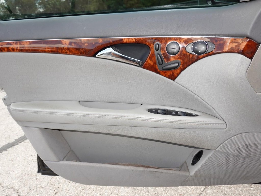 Mercedes-Benz E-Class Vehicle Full-screen Gallery Image 18