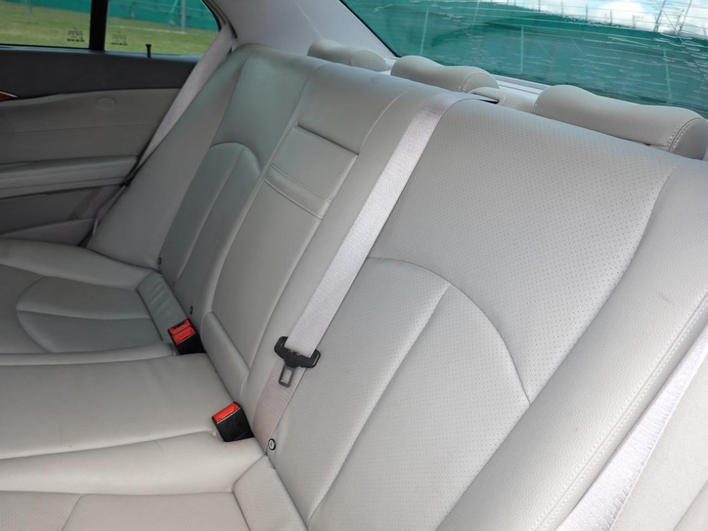 Mercedes-Benz E-Class Vehicle Full-screen Gallery Image 19