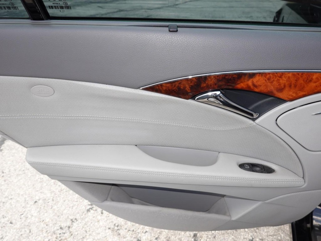 Mercedes-Benz E-Class Vehicle Full-screen Gallery Image 20