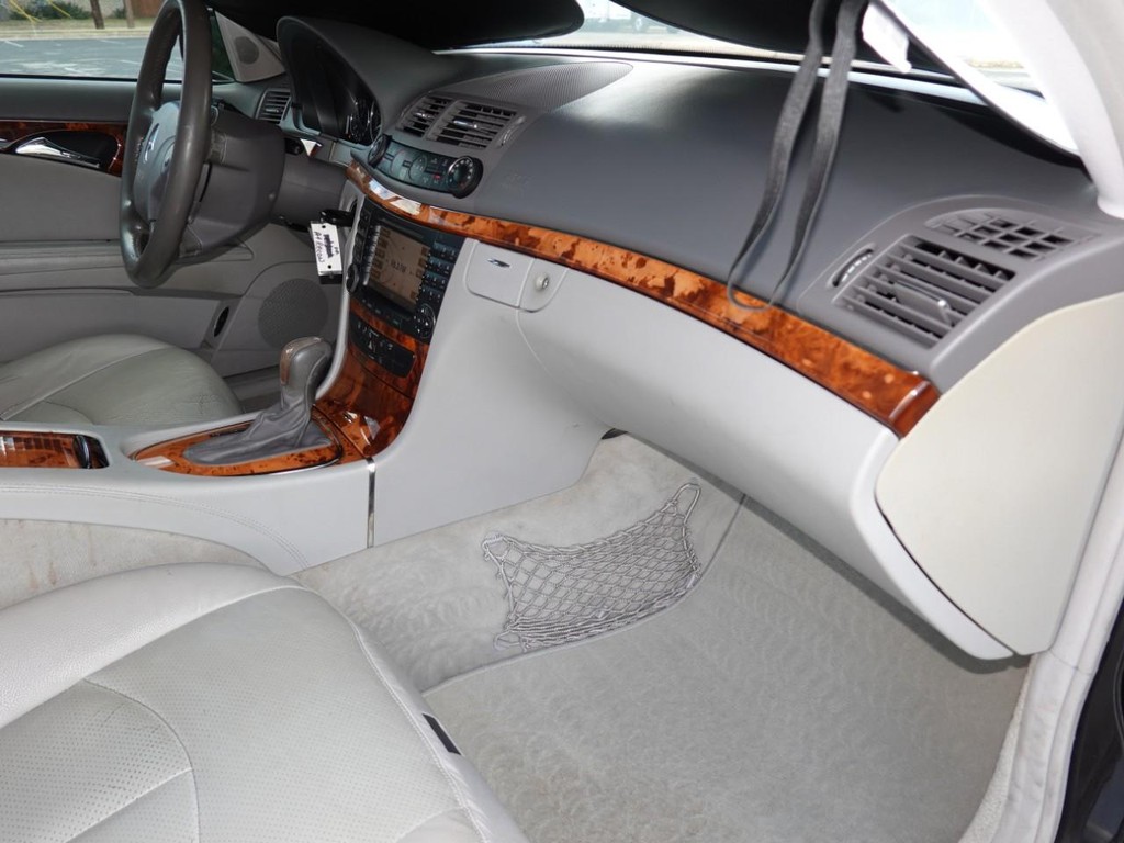 Mercedes-Benz E-Class Vehicle Full-screen Gallery Image 21