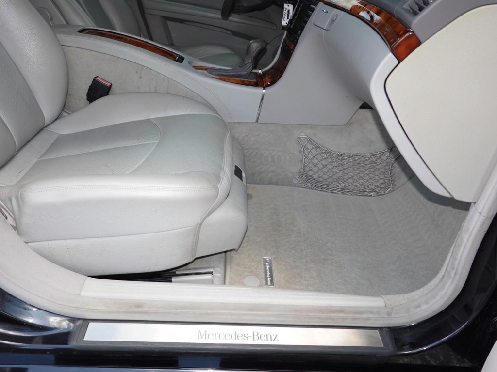 Mercedes-Benz E-Class Vehicle Full-screen Gallery Image 22