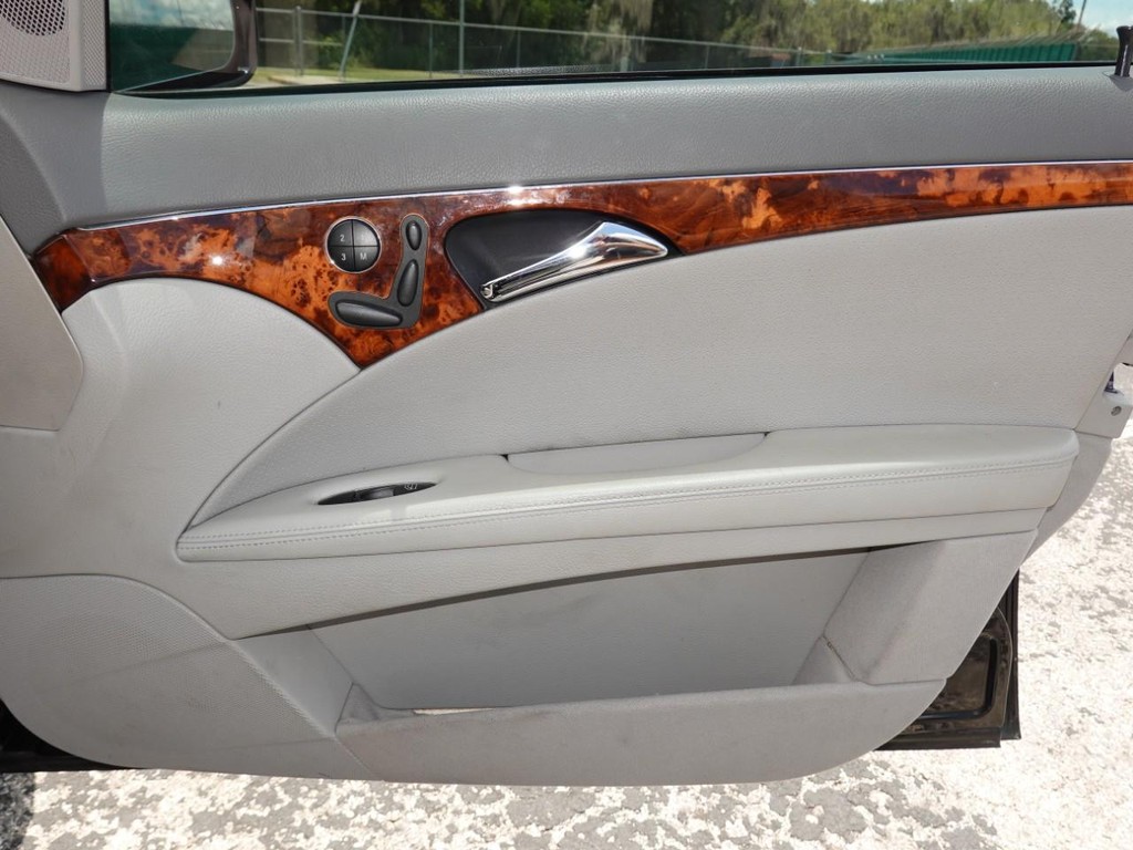 Mercedes-Benz E-Class Vehicle Full-screen Gallery Image 23