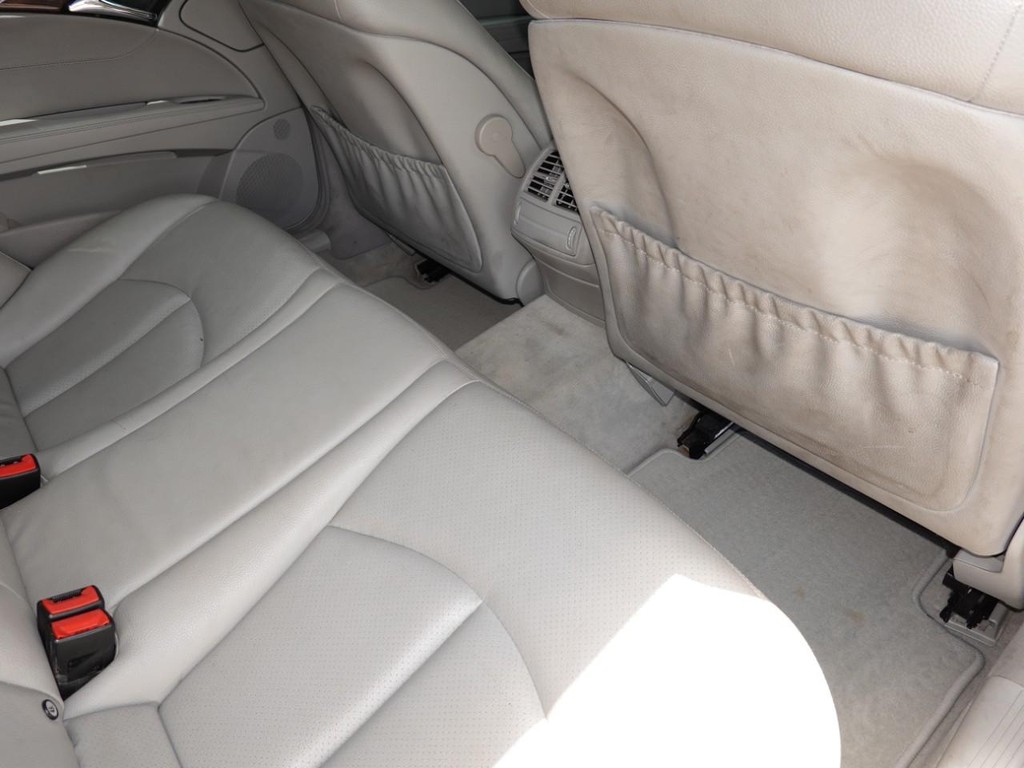 Mercedes-Benz E-Class Vehicle Full-screen Gallery Image 24