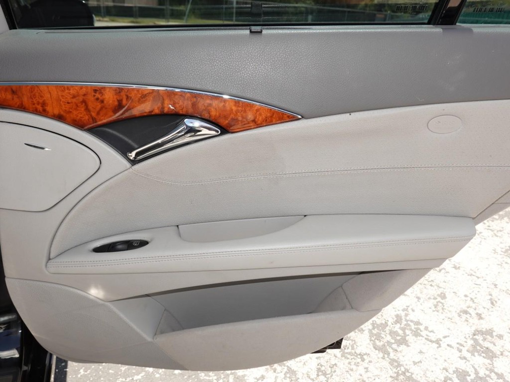 Mercedes-Benz E-Class Vehicle Full-screen Gallery Image 25