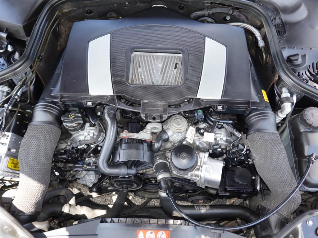 Mercedes-Benz E-Class Vehicle Full-screen Gallery Image 26