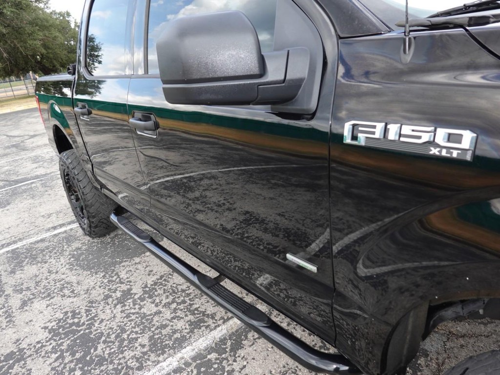Ford F-150 Vehicle Full-screen Gallery Image 12