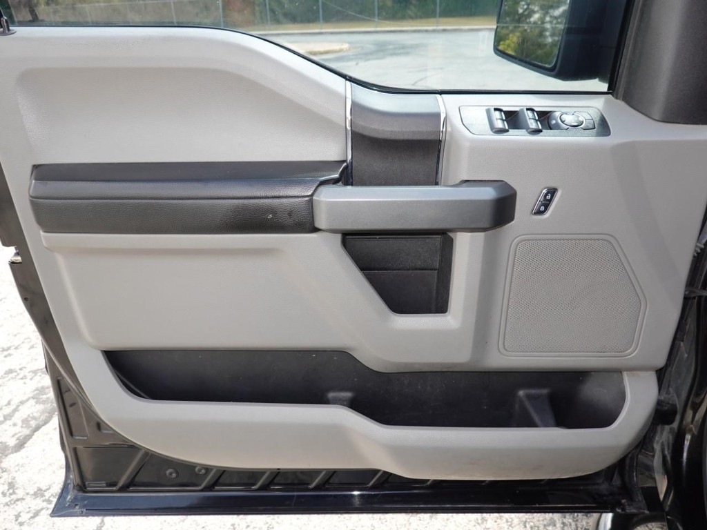 Ford F-150 Vehicle Full-screen Gallery Image 18