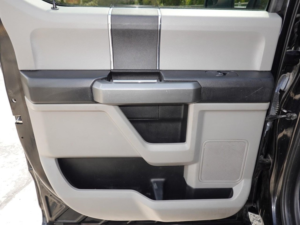 Ford F-150 Vehicle Full-screen Gallery Image 20