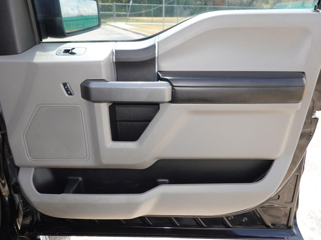Ford F-150 Vehicle Full-screen Gallery Image 23