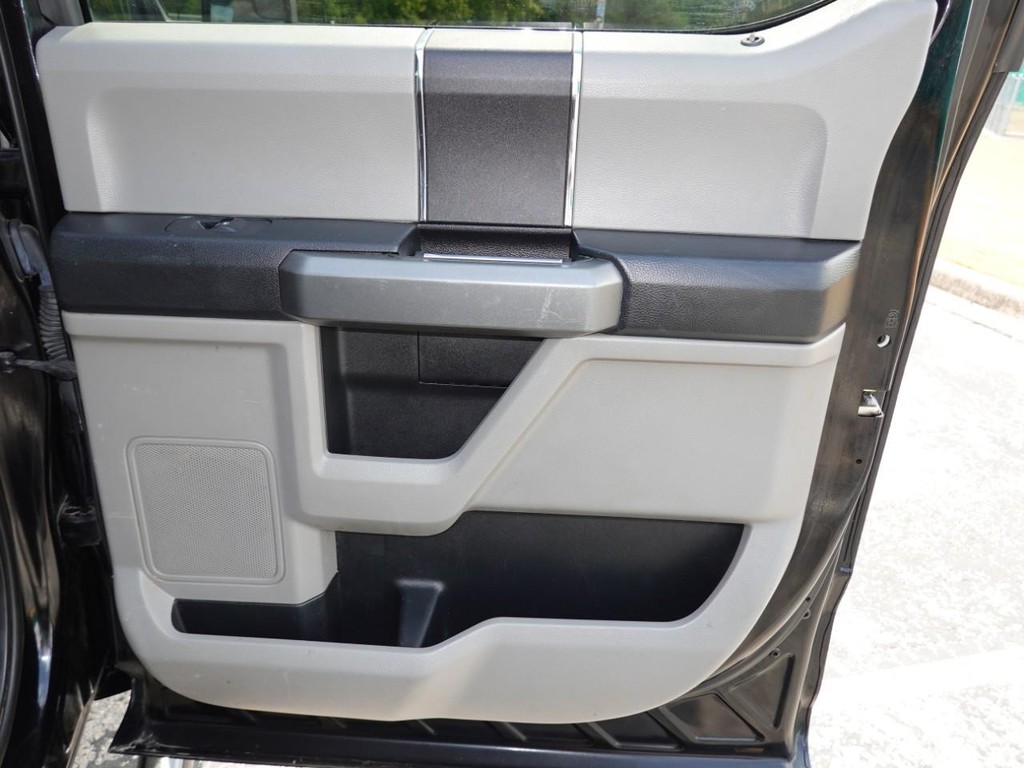 Ford F-150 Vehicle Full-screen Gallery Image 25