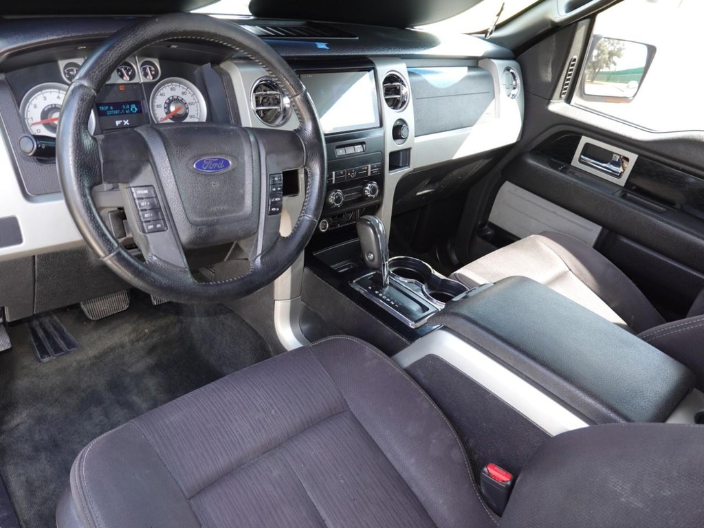 Ford F-150 Vehicle Full-screen Gallery Image 16