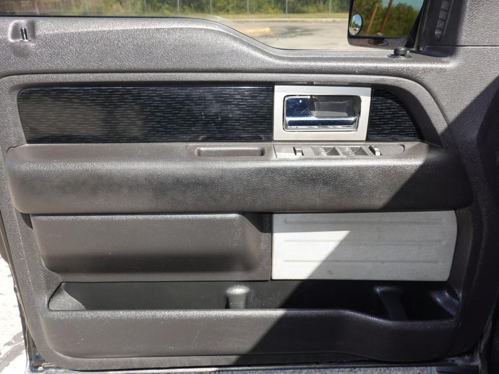 Ford F-150 Vehicle Full-screen Gallery Image 17