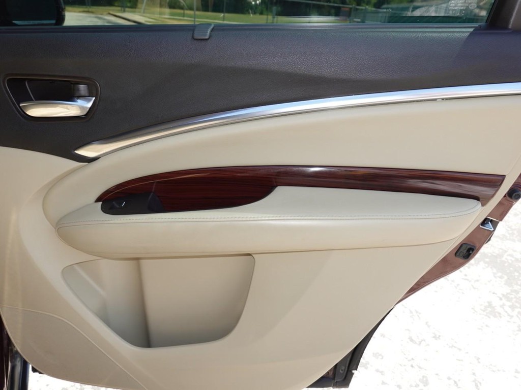 Acura MDX Vehicle Full-screen Gallery Image 26