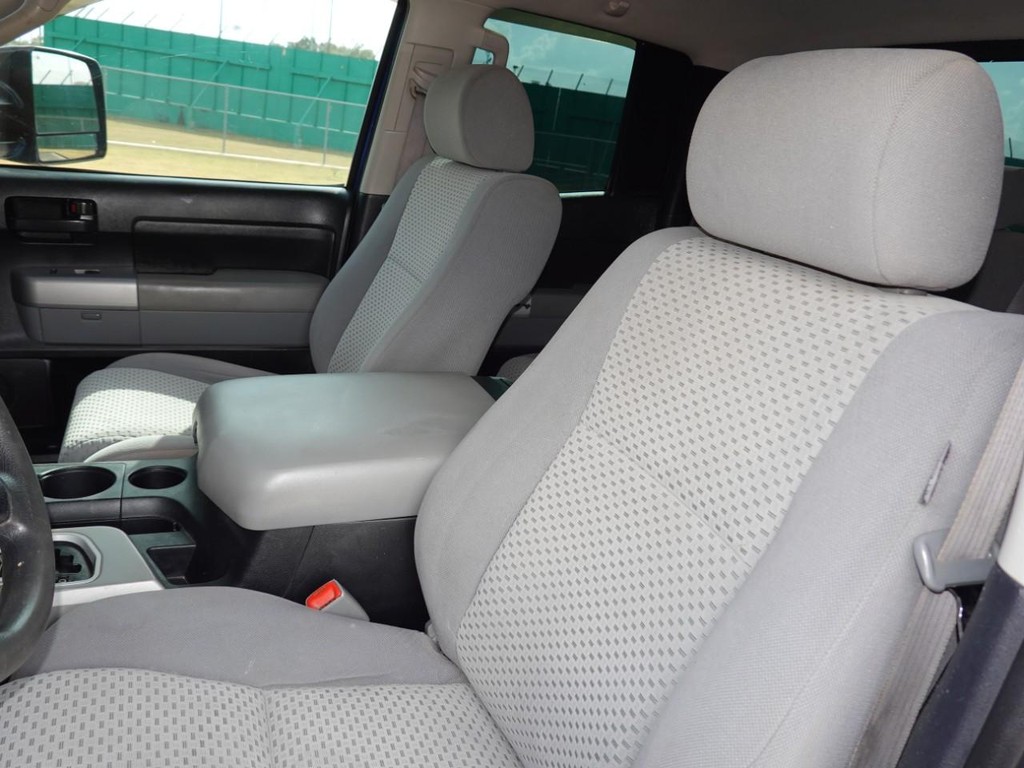 Toyota Tundra 4WD Truck Vehicle Full-screen Gallery Image 16