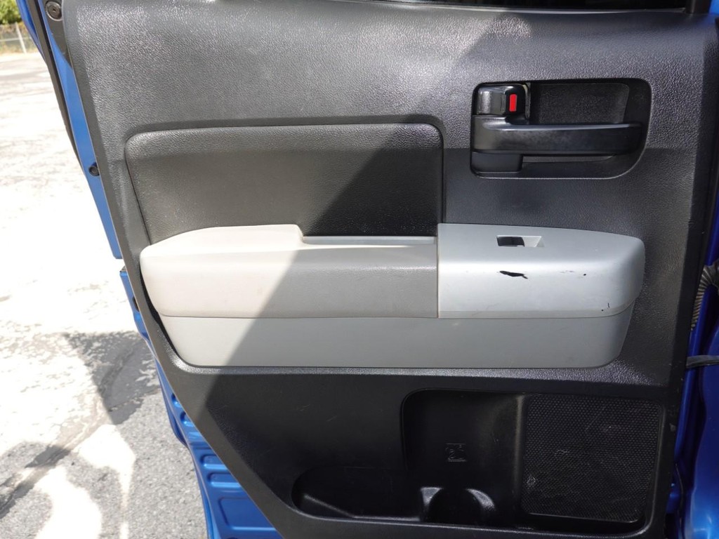 Toyota Tundra 4WD Truck Vehicle Full-screen Gallery Image 20