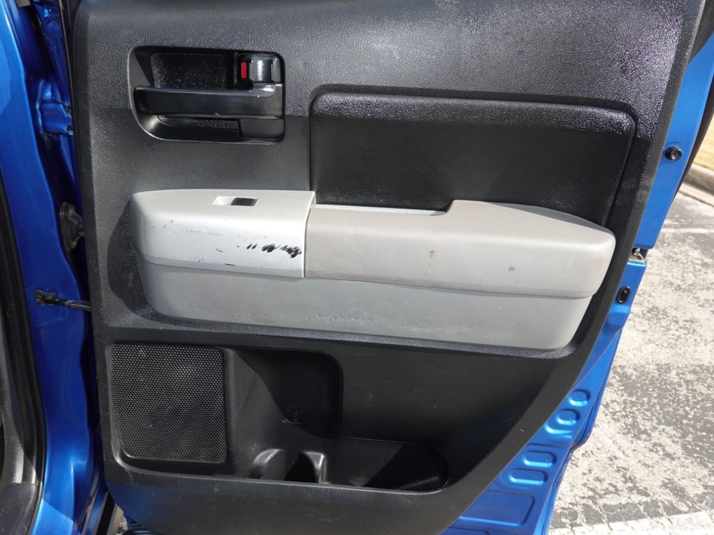 Toyota Tundra 4WD Truck Vehicle Full-screen Gallery Image 25