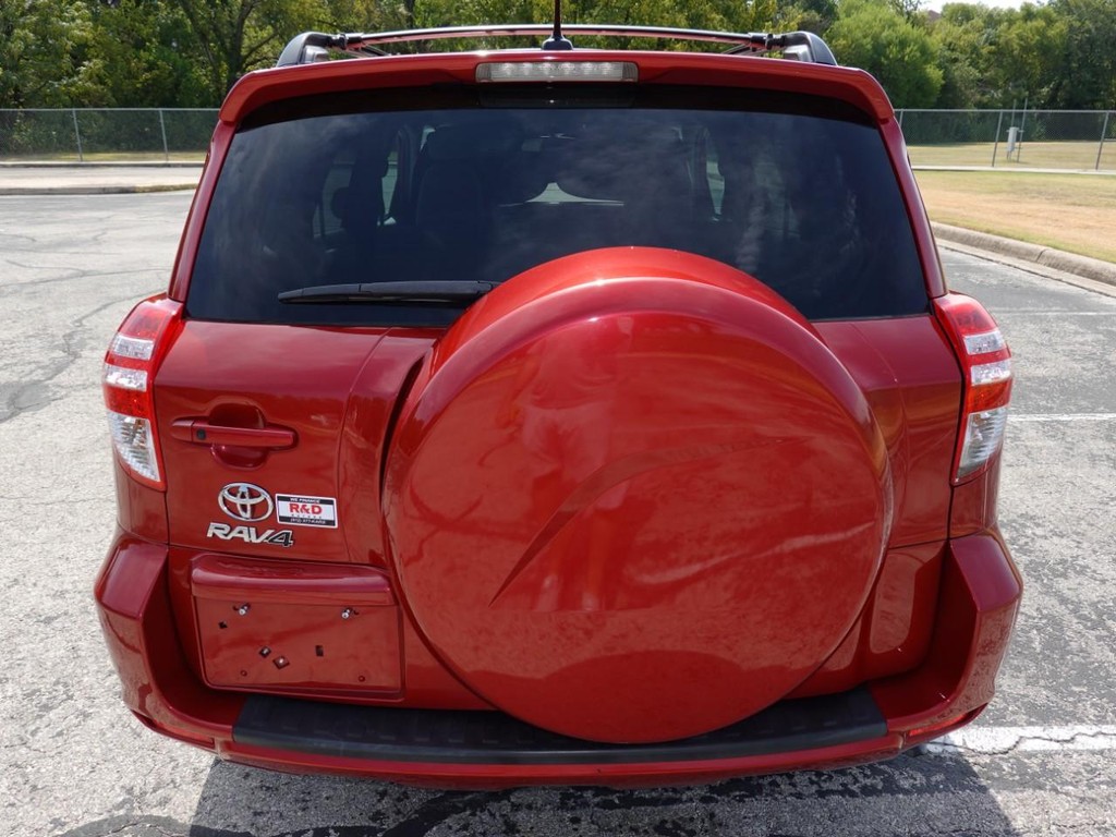 Toyota RAV4 Vehicle Full-screen Gallery Image 05