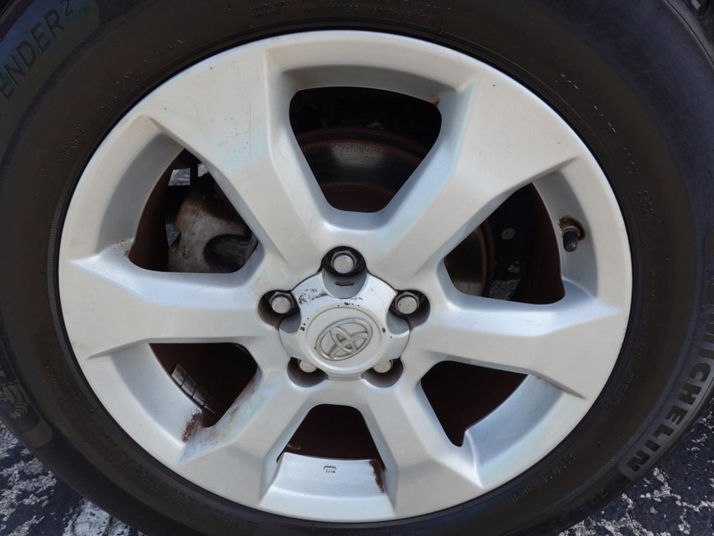Toyota RAV4 Vehicle Full-screen Gallery Image 08