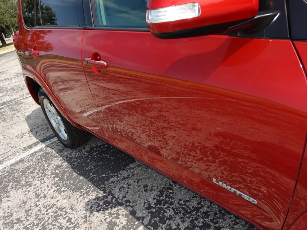 Toyota RAV4 Vehicle Full-screen Gallery Image 10