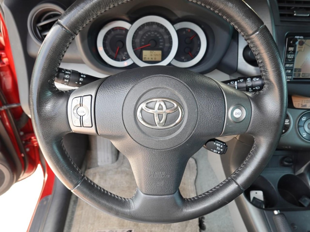 Toyota RAV4 Vehicle Full-screen Gallery Image 12