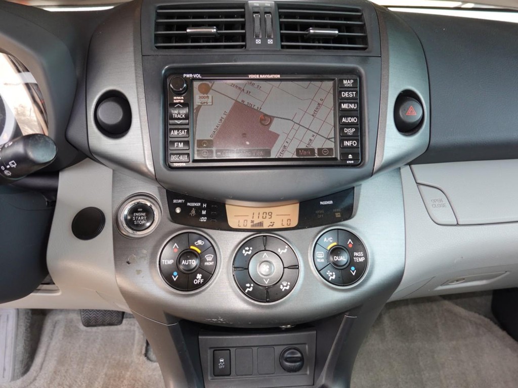 Toyota RAV4 Vehicle Full-screen Gallery Image 13