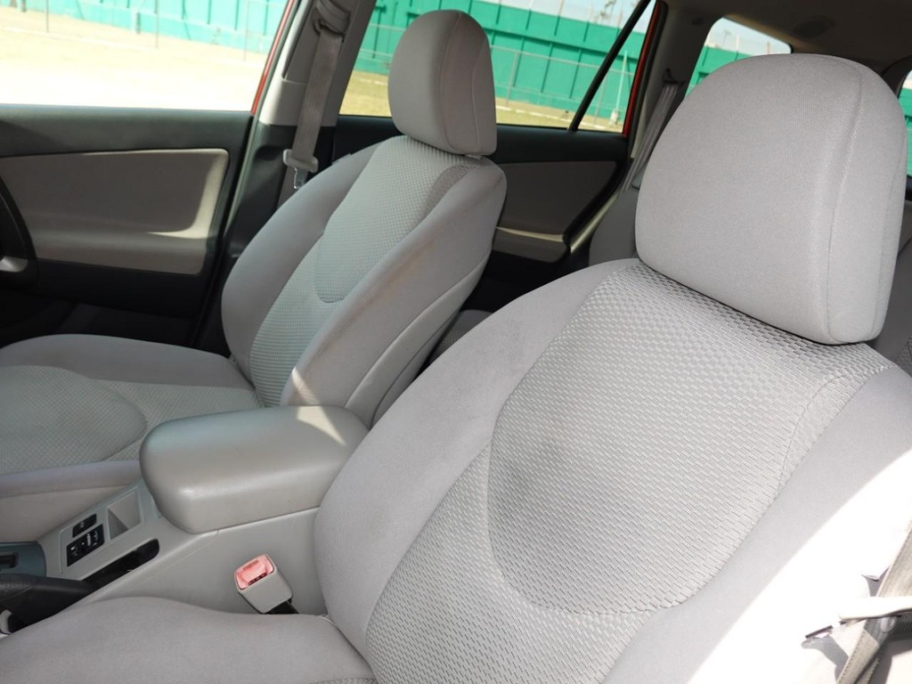 Toyota RAV4 Vehicle Full-screen Gallery Image 14