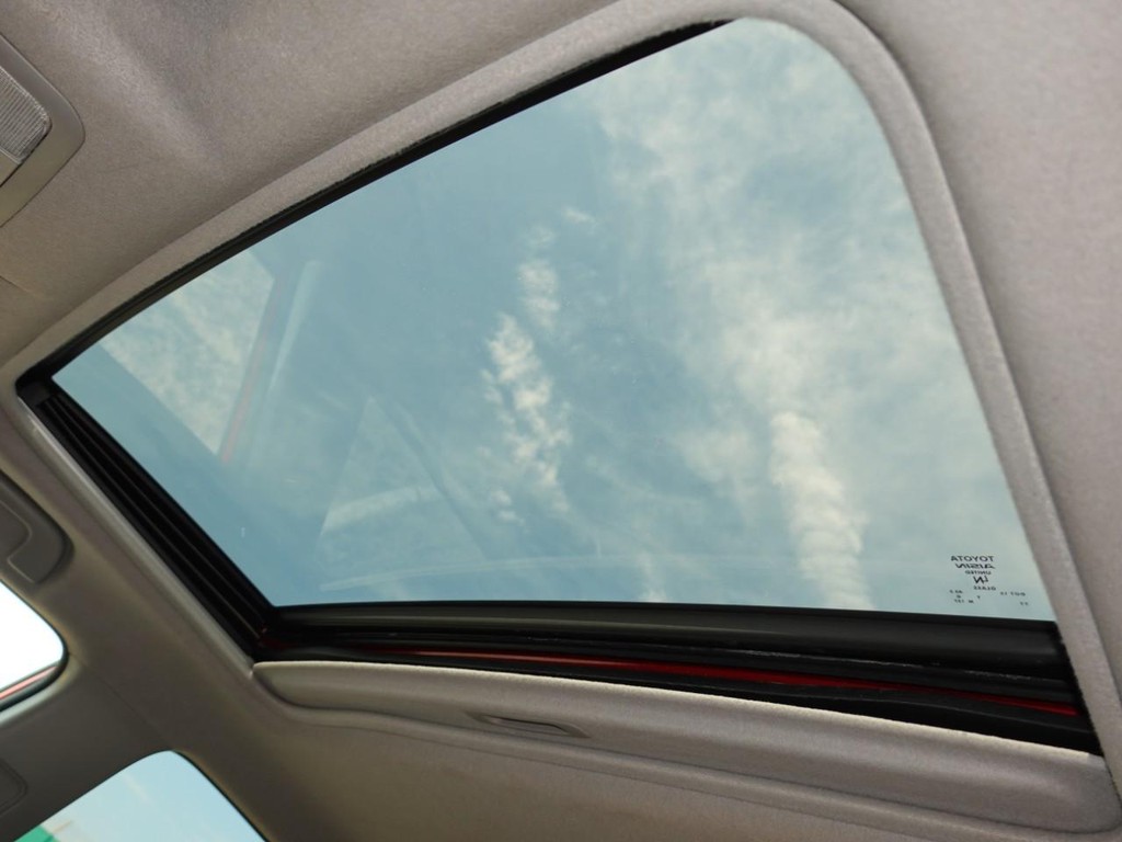 Toyota RAV4 Vehicle Full-screen Gallery Image 15