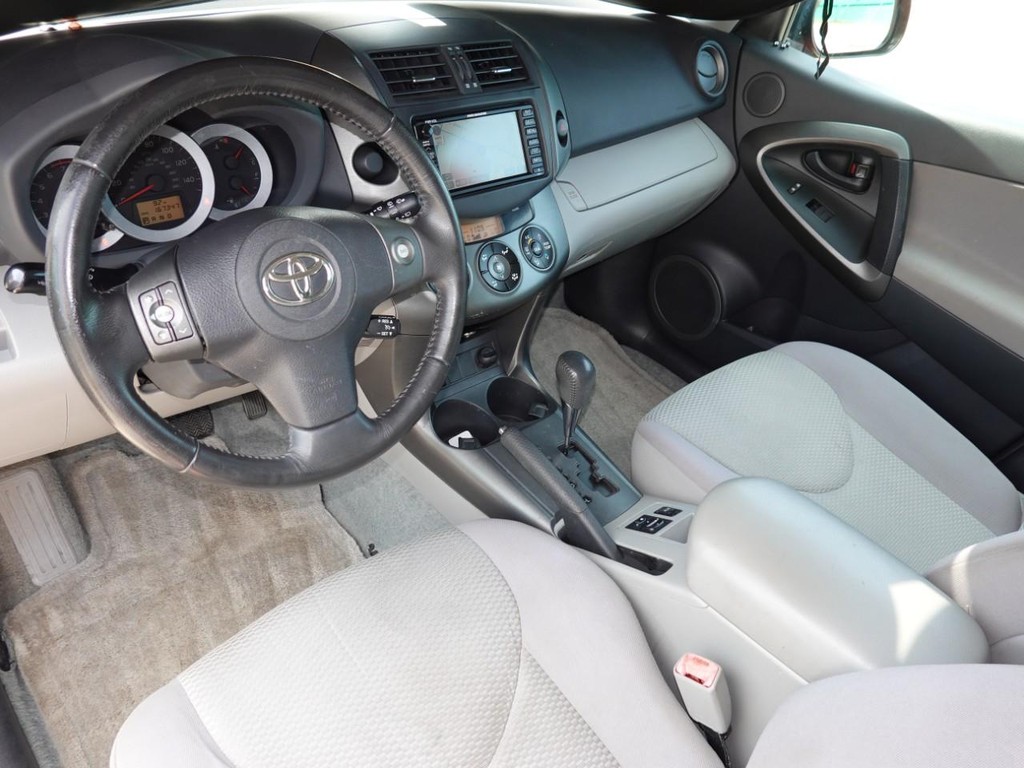 Toyota RAV4 Vehicle Full-screen Gallery Image 16