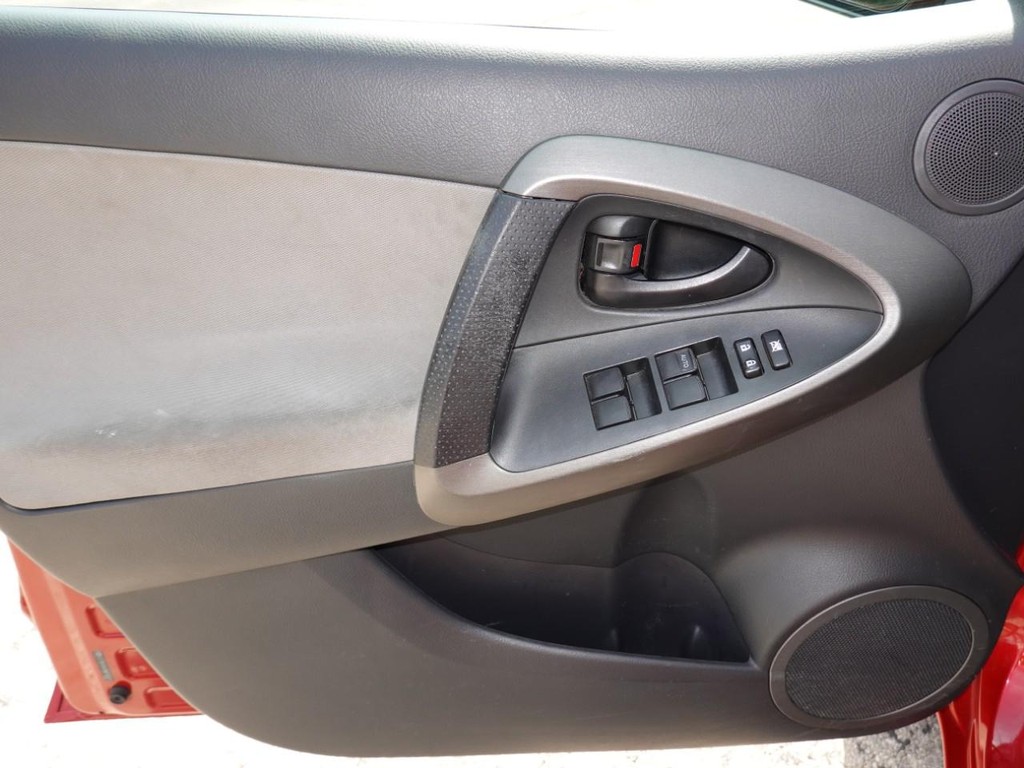 Toyota RAV4 Vehicle Full-screen Gallery Image 17