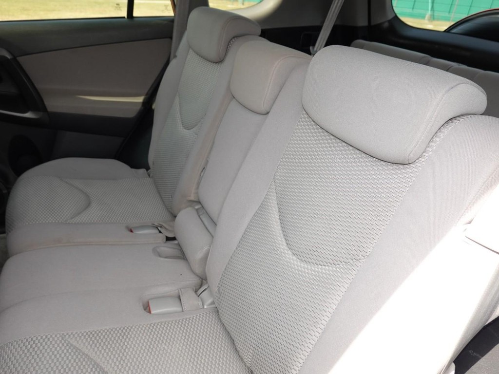 Toyota RAV4 Vehicle Full-screen Gallery Image 18