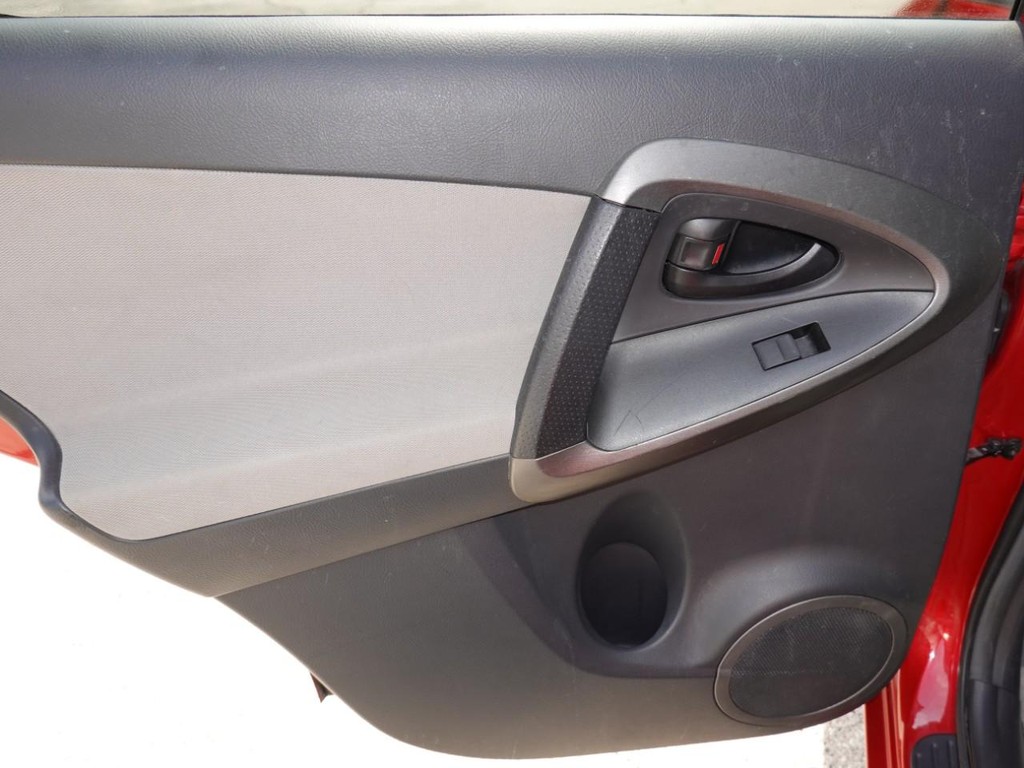 Toyota RAV4 Vehicle Full-screen Gallery Image 19