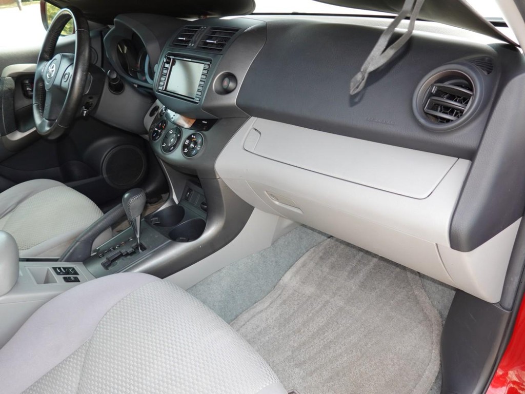 Toyota RAV4 Vehicle Full-screen Gallery Image 21