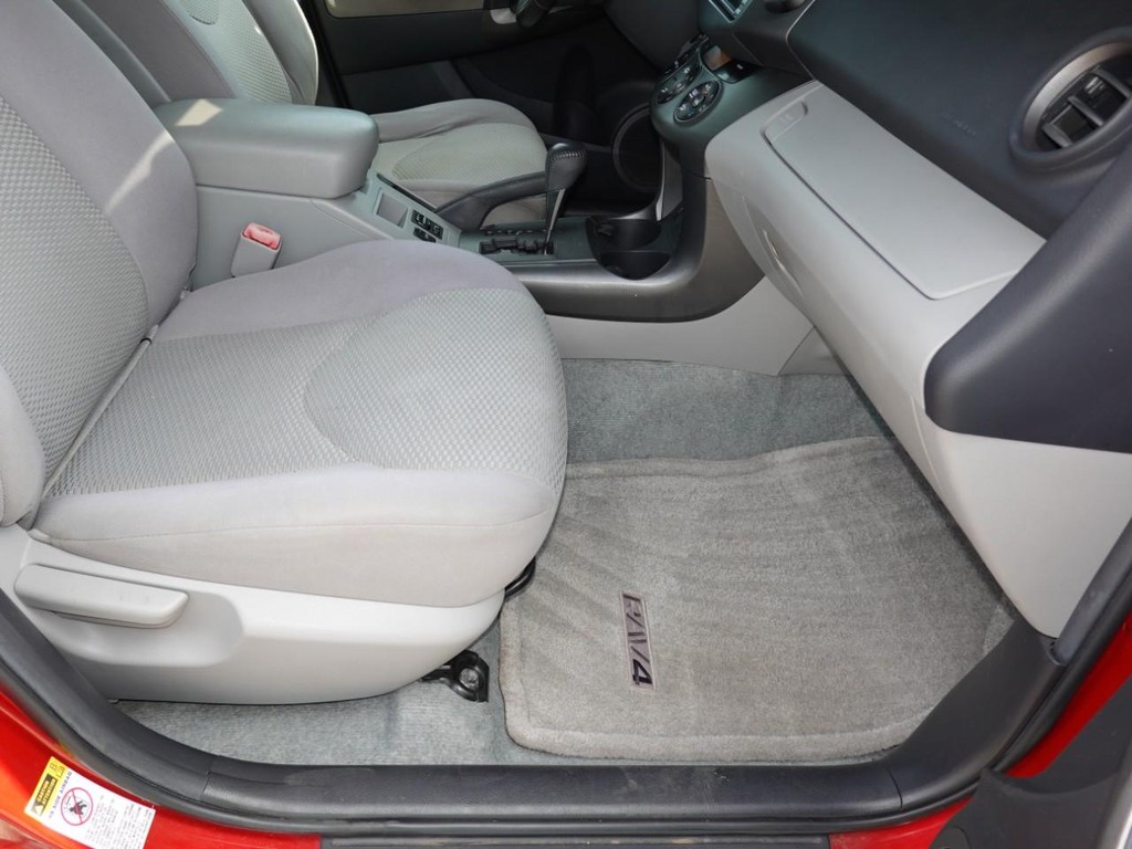 Toyota RAV4 Vehicle Full-screen Gallery Image 22