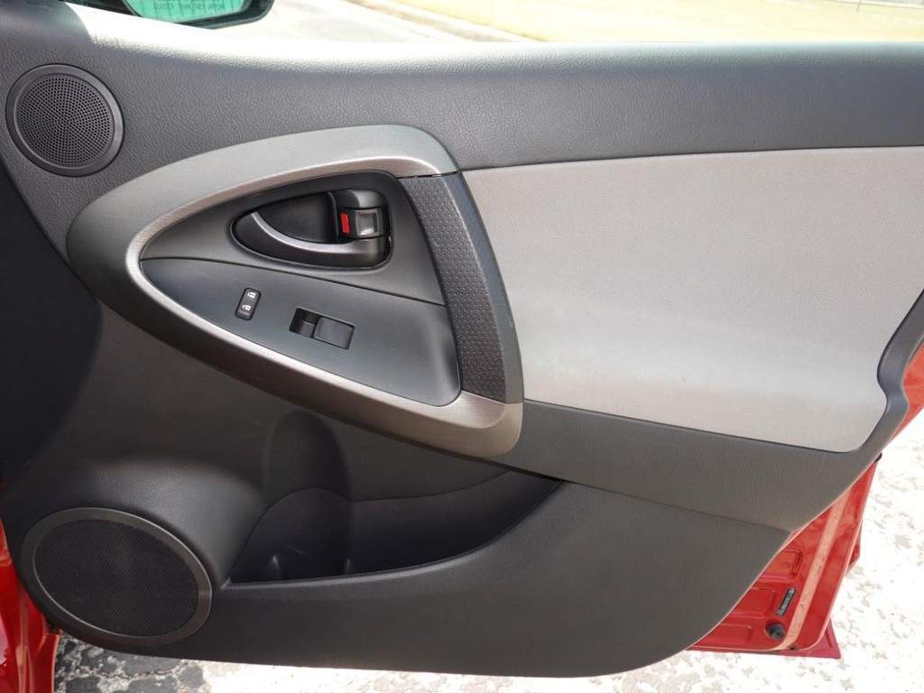 Toyota RAV4 Vehicle Full-screen Gallery Image 23