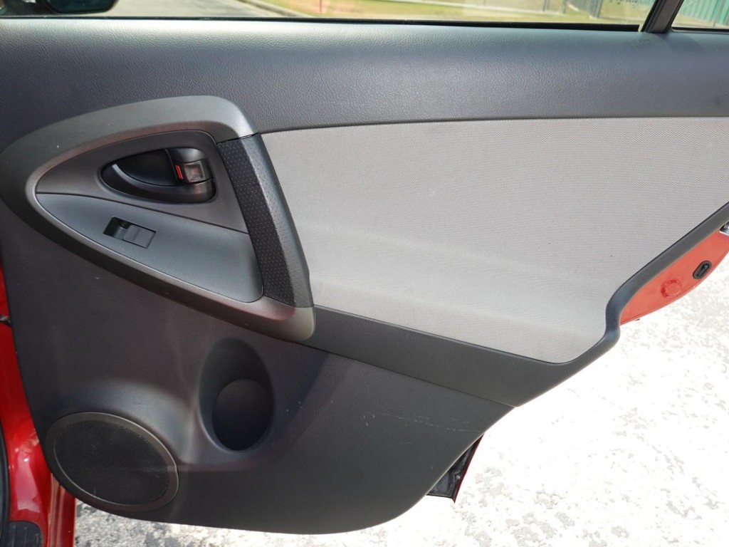 Toyota RAV4 Vehicle Full-screen Gallery Image 25