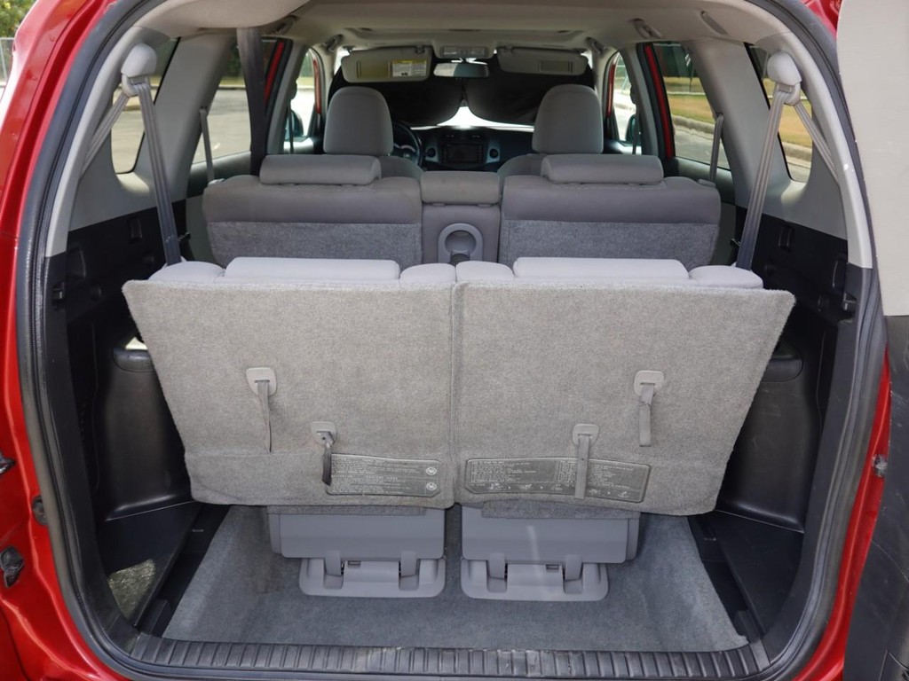 Toyota RAV4 Vehicle Full-screen Gallery Image 26