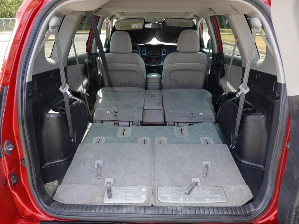 Toyota RAV4 Vehicle Full-screen Gallery Image 27