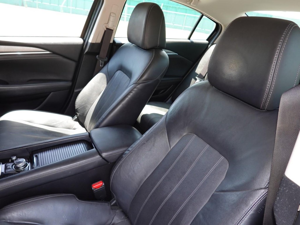 Mazda MAZDA6 Vehicle Full-screen Gallery Image 16